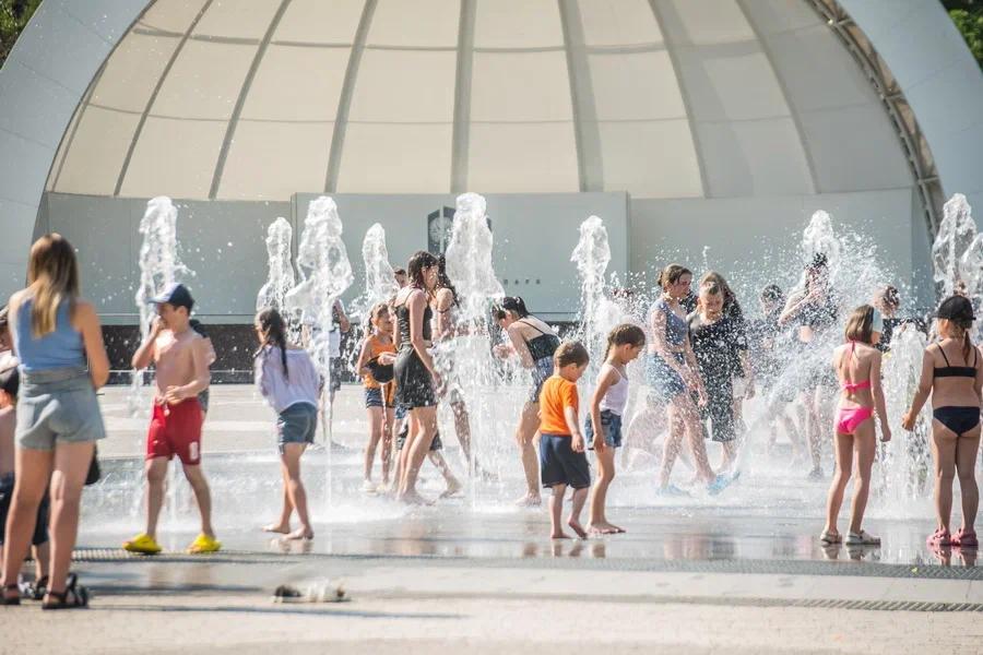 Фото В Новосибирске дети спасаются от жары в городских фонтанах 5